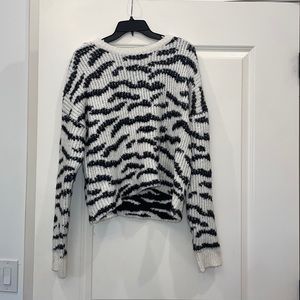 Line the label sweater